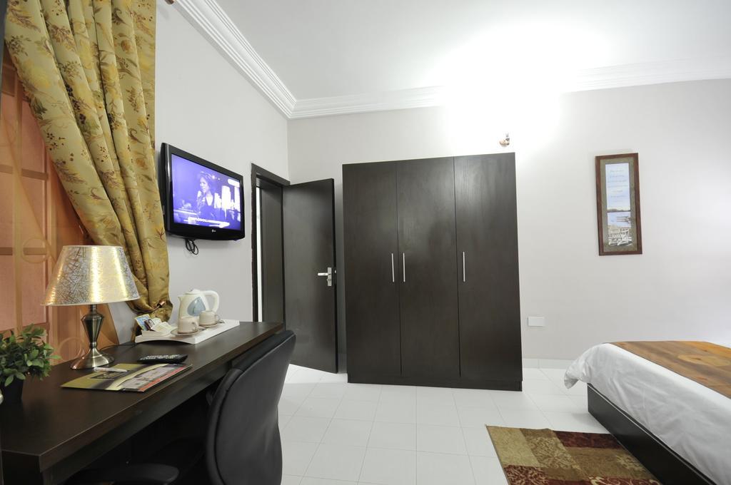 Sheer Luxury Apartments And Suites Αμπούζα Δωμάτιο φωτογραφία