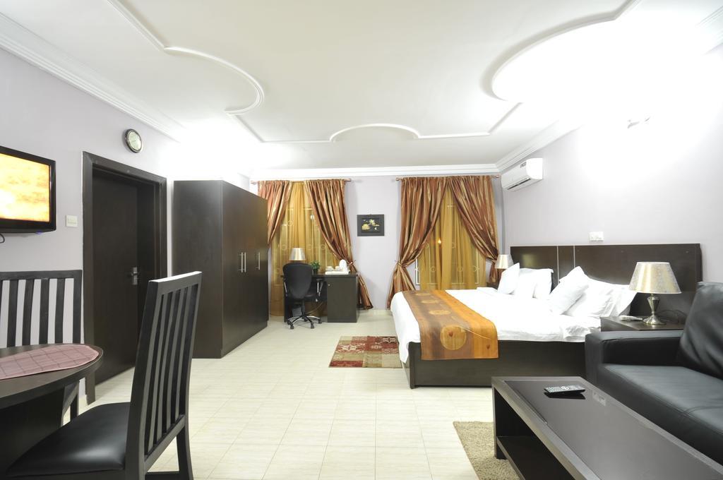 Sheer Luxury Apartments And Suites Αμπούζα Δωμάτιο φωτογραφία