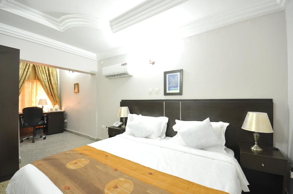 Sheer Luxury Apartments And Suites Αμπούζα Δωμάτιο φωτογραφία